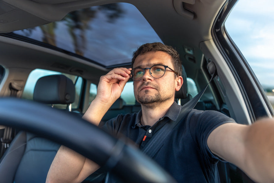 Hombre con gafas manejando