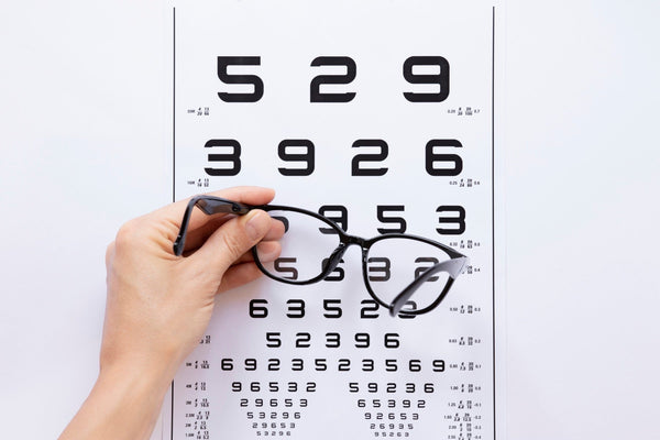 Gafas sobre una tabla de examen visual