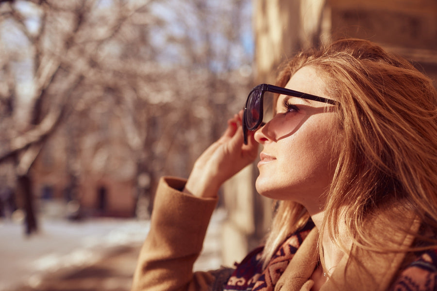 Mujer con gafas mirando al sol
